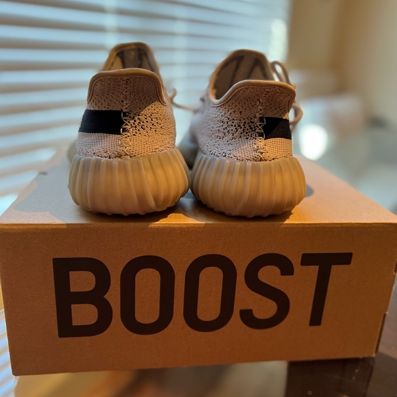 Yeezy 350 V2 - Picture 6 of 6